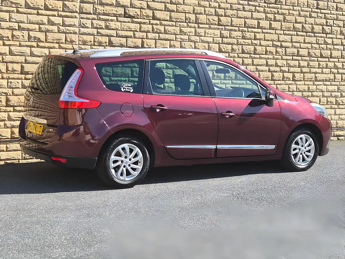 Used 2015 Renault Grand Scenic Dynamique Nav Red - Interior and Exterior details 16