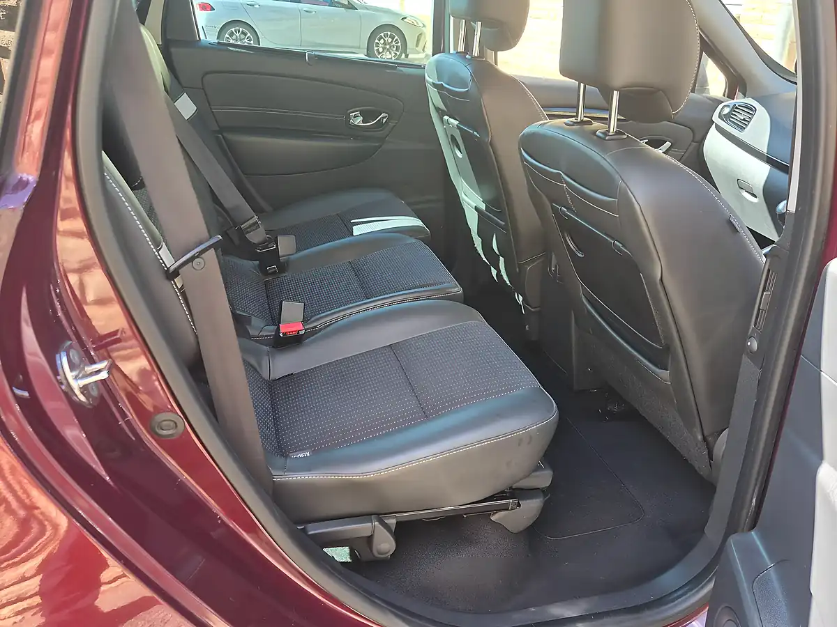 Used 2015 Renault Grand Scenic Dynamique Nav Red - Interior and Exterior details 6