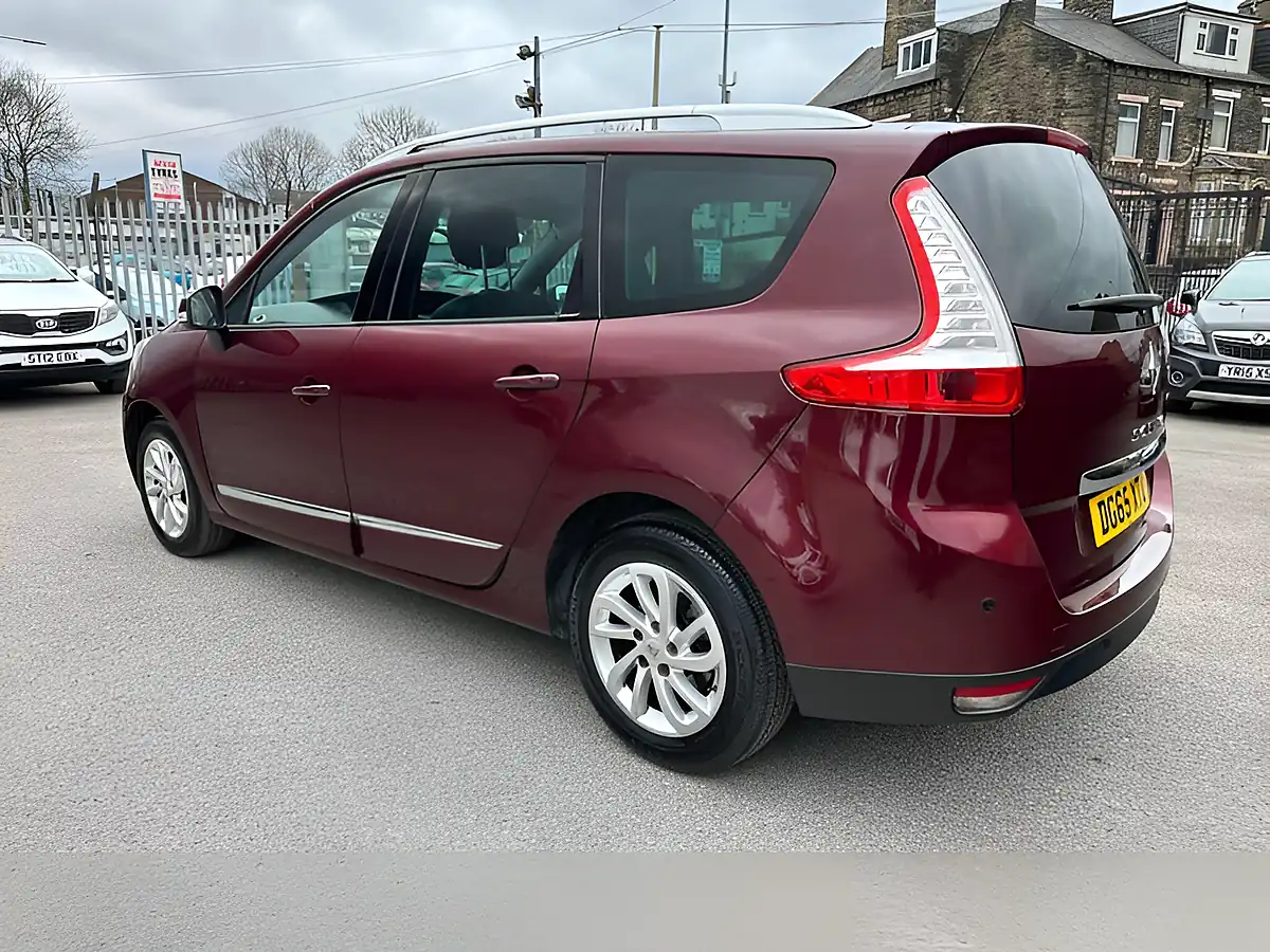 Used 2015 Renault Grand Scenic Dynamique Nav Red - Interior and Exterior details 10