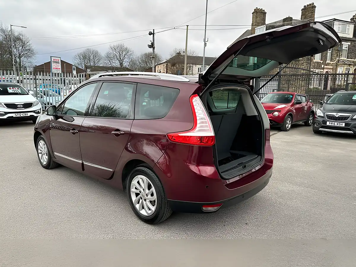 Used 2015 Renault Grand Scenic Dynamique Nav Red - Interior and Exterior details 12