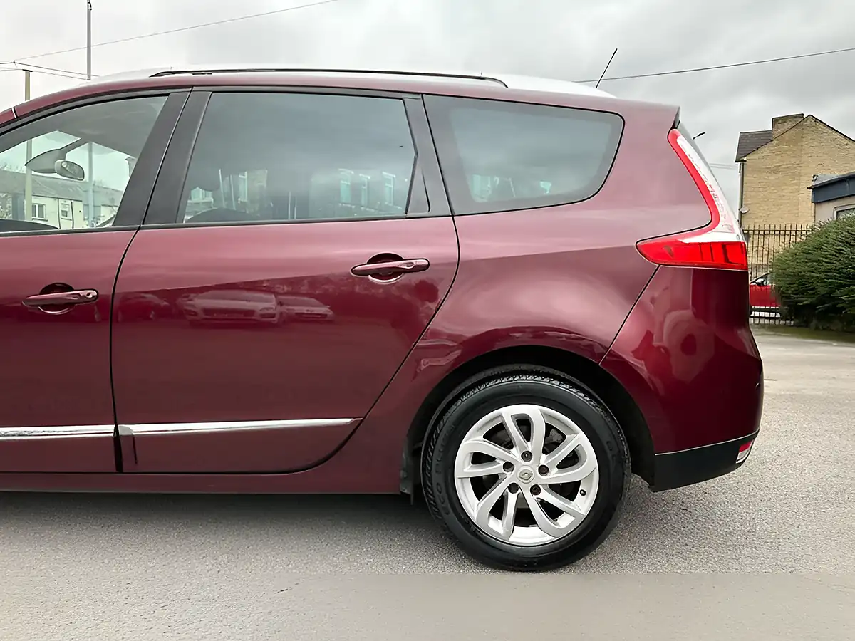 Used 2015 Renault Grand Scenic Dynamique Nav Red - Interior and Exterior details 13