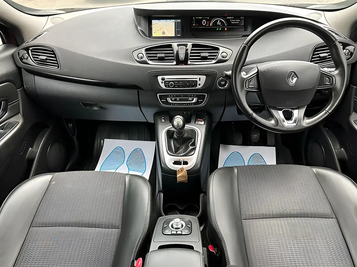 Used 2015 Renault Grand Scenic Dynamique Nav Red - Interior and Exterior details 18