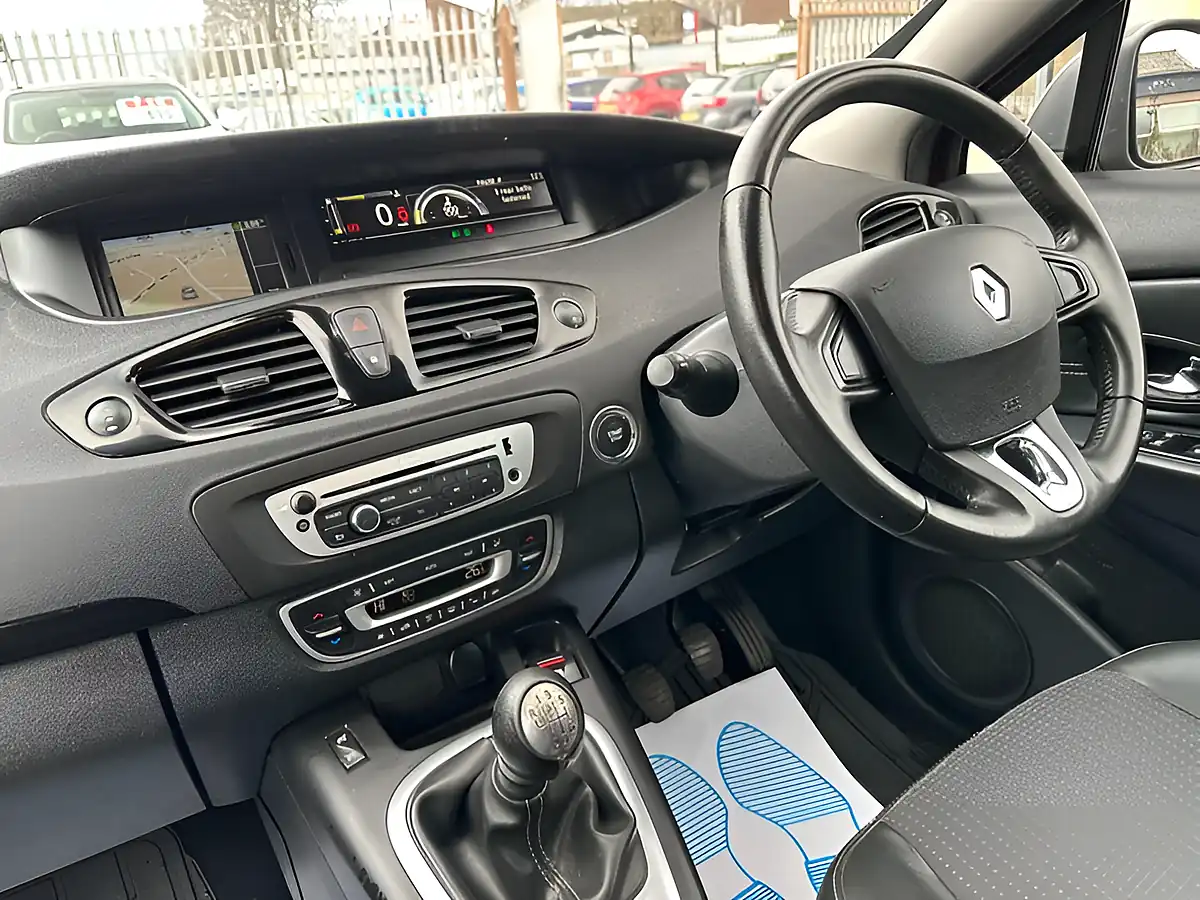 Used 2015 Renault Grand Scenic Dynamique Nav Red - Interior and Exterior details 19