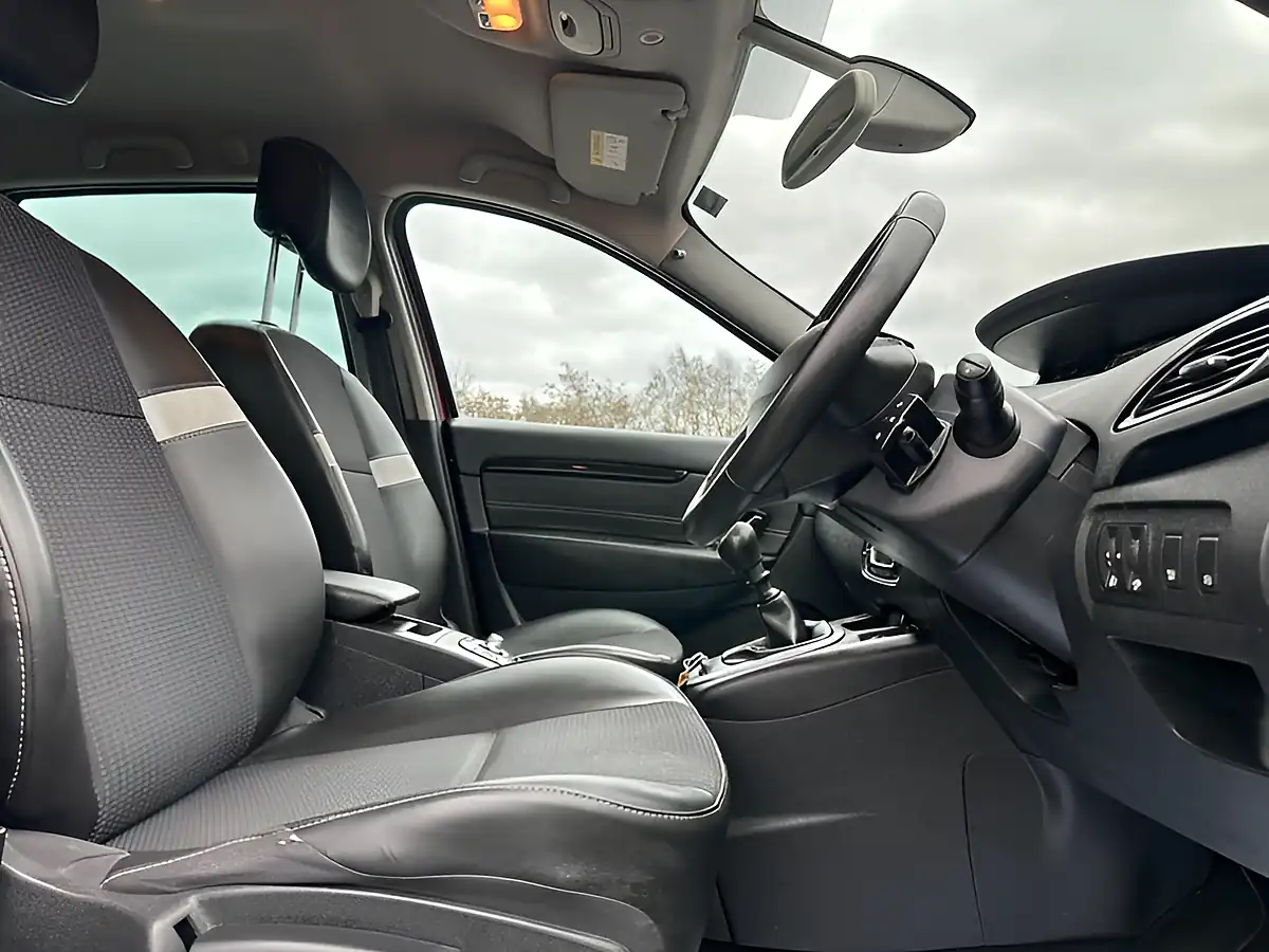 Used 2015 Renault Grand Scenic Dynamique Nav Red - Interior and Exterior details 6