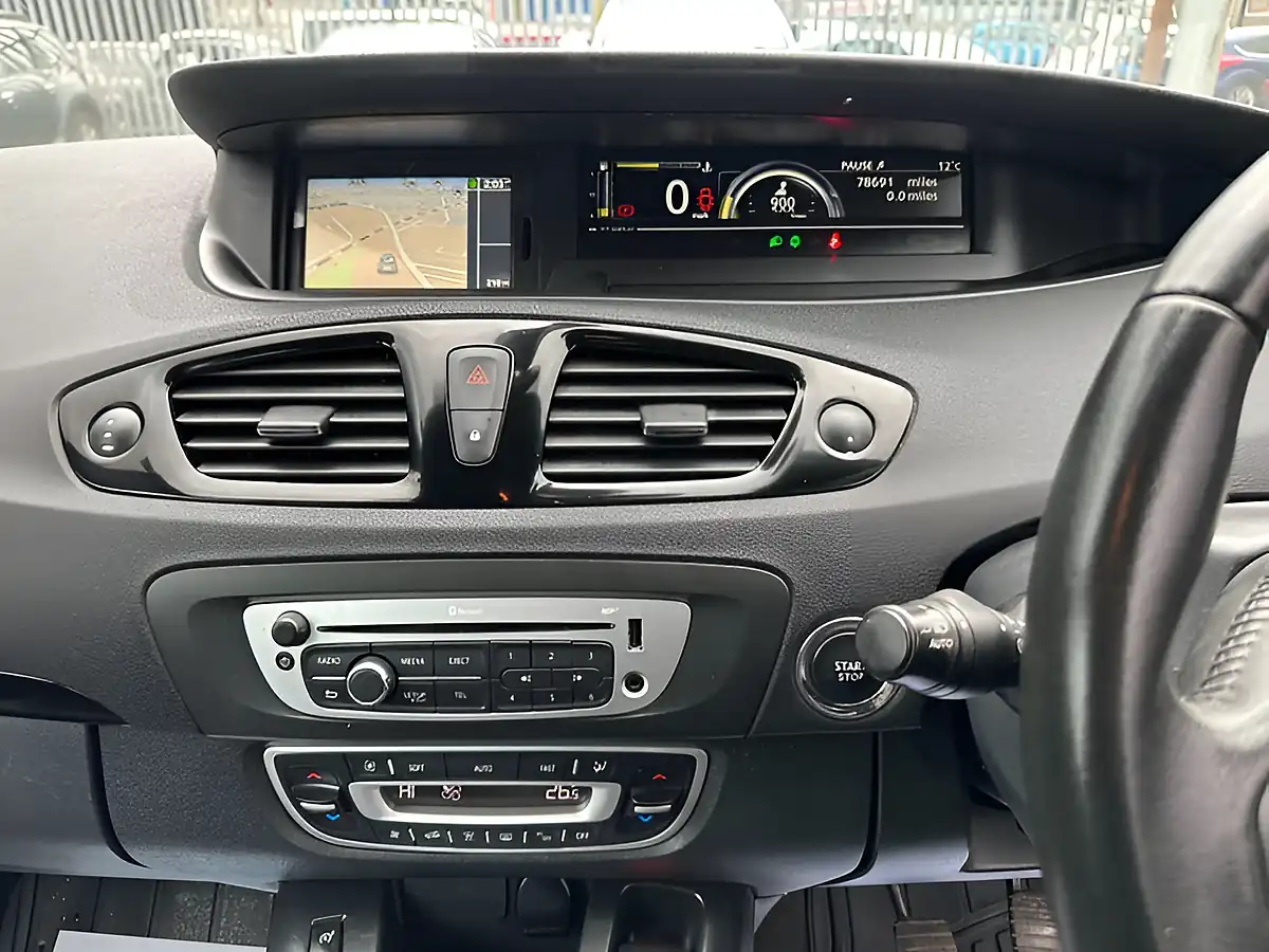 Used 2015 Renault Grand Scenic Dynamique Nav Red - Interior and Exterior details 7