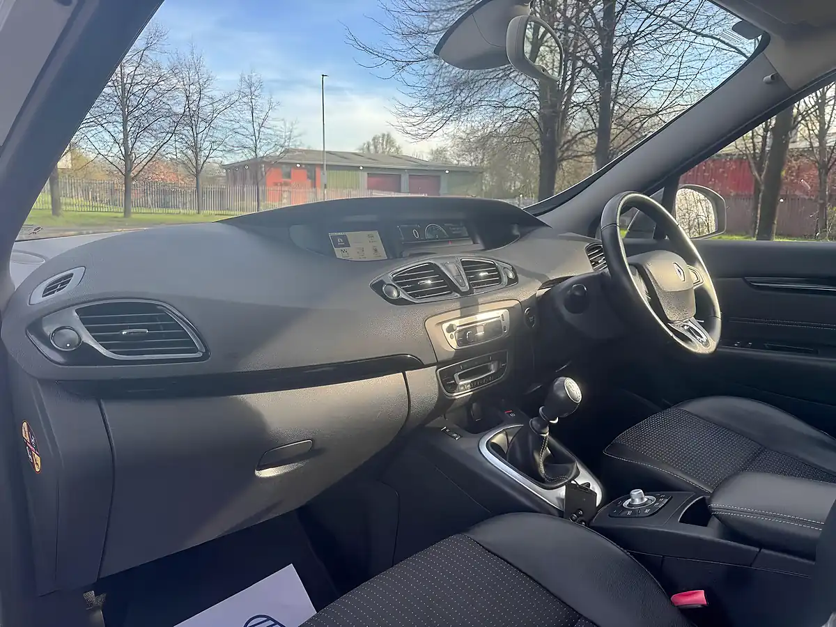 Used 2015 Renault Grand Scenic Dynamique Nav White - Interior and Exterior details 14