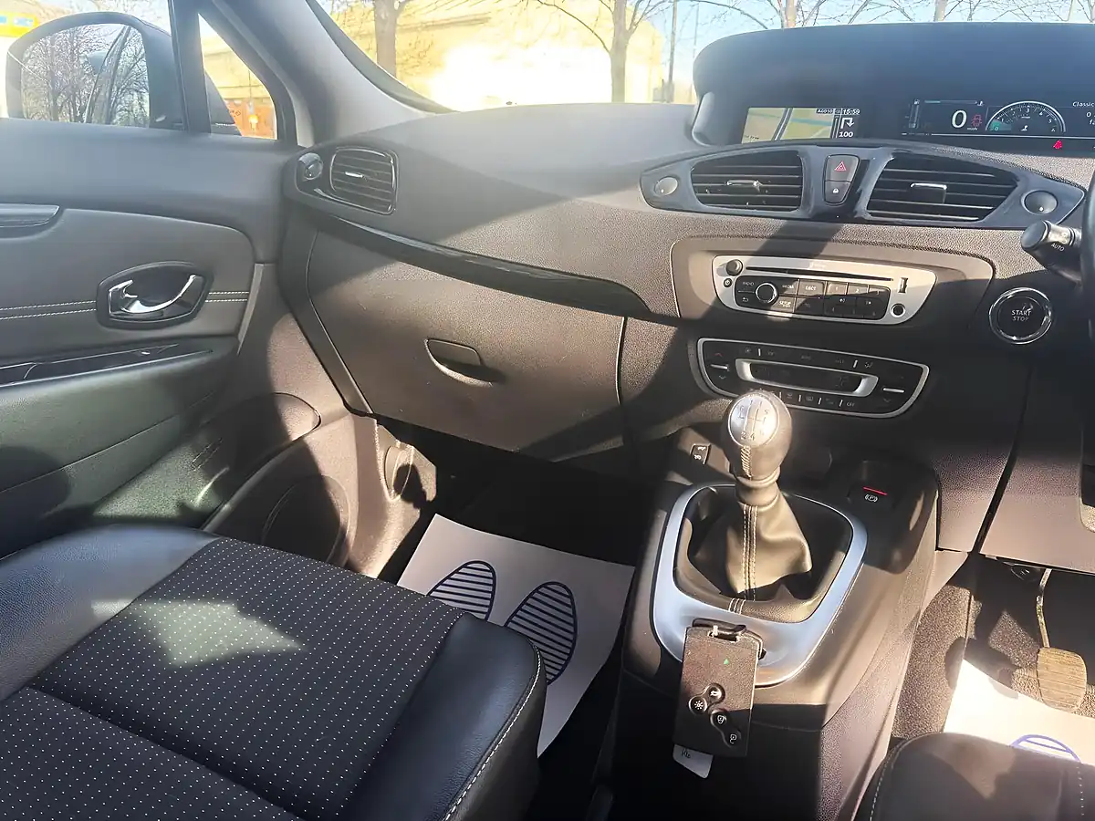 Used 2015 Renault Grand Scenic Dynamique Nav White - Interior and Exterior details 15