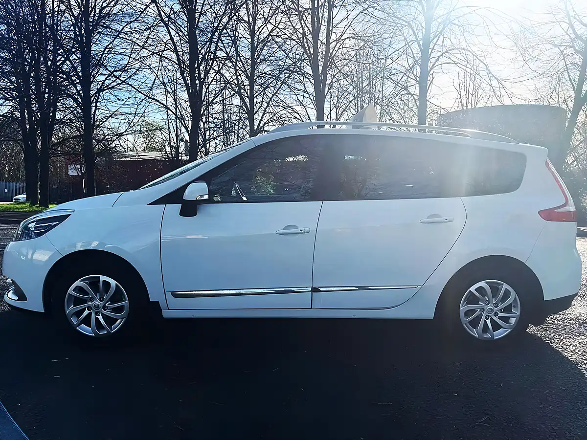 Used 2015 Renault Grand Scenic Dynamique Nav White - Interior and Exterior details 5