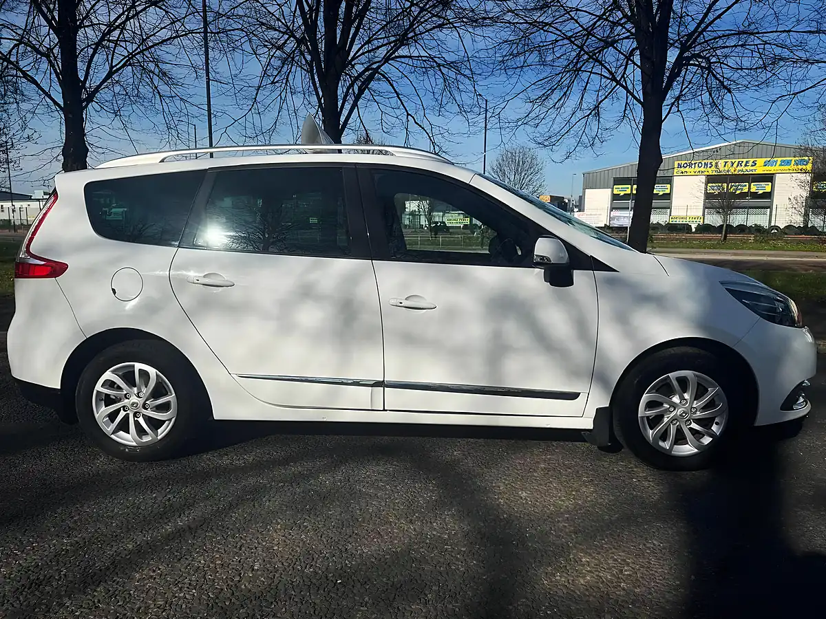 Used 2015 Renault Grand Scenic Dynamique Nav White - Interior and Exterior details 9