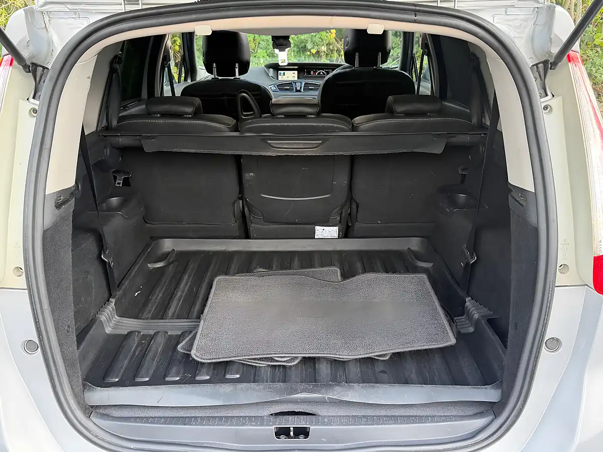 Used 2015 Renault Grand Scenic Energy Dynamique Silver - Interior and Exterior details 12