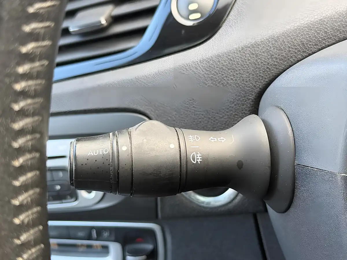 Used 2015 Renault Grand Scenic Energy Dynamique Silver - Interior and Exterior details 16