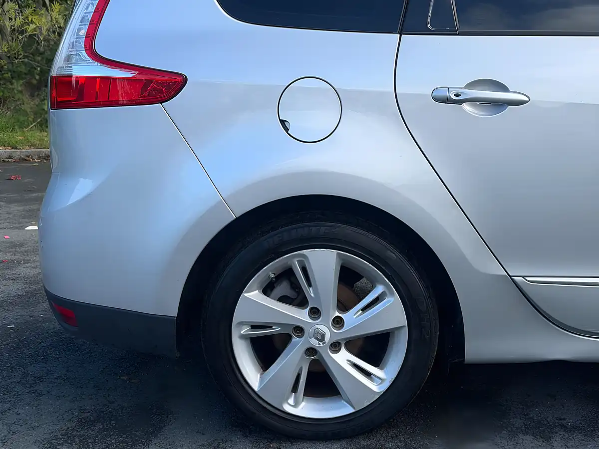 Used 2015 Renault Grand Scenic Energy Dynamique Silver - Interior and Exterior details 7