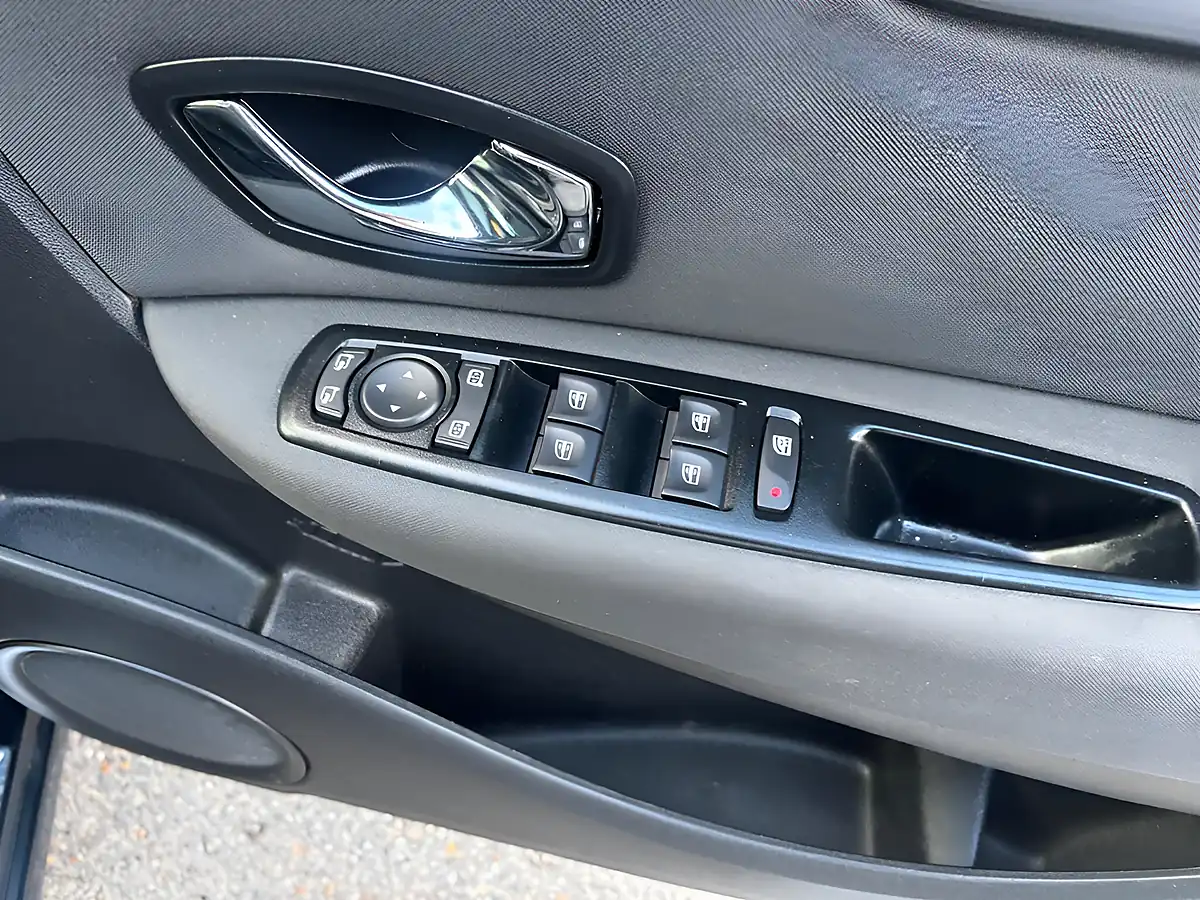 Used 2015 Renault Grand Scenic Limited Black - Interior and Exterior details 10