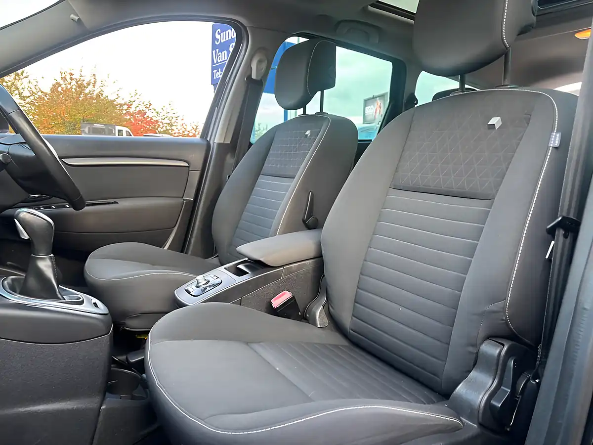 Used 2015 Renault Grand Scenic Limited Black - Interior and Exterior details 15