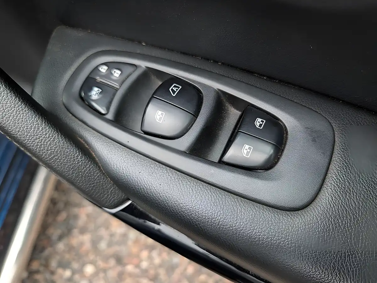 Used 2015 Renault Kadjar Dynamique S Nav Blue - Interior and Exterior details 15