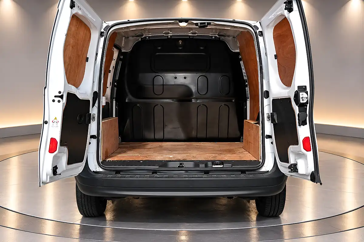 Used 2015 Renault Kangoo Mineral White - Interior and Exterior details 11