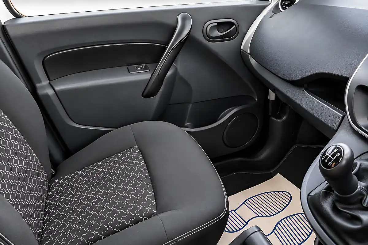 Used 2015 Renault Kangoo Mineral White - Interior and Exterior details 15