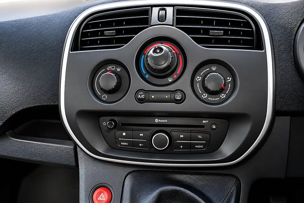 Used 2015 Renault Kangoo Mineral White - Interior and Exterior details 17