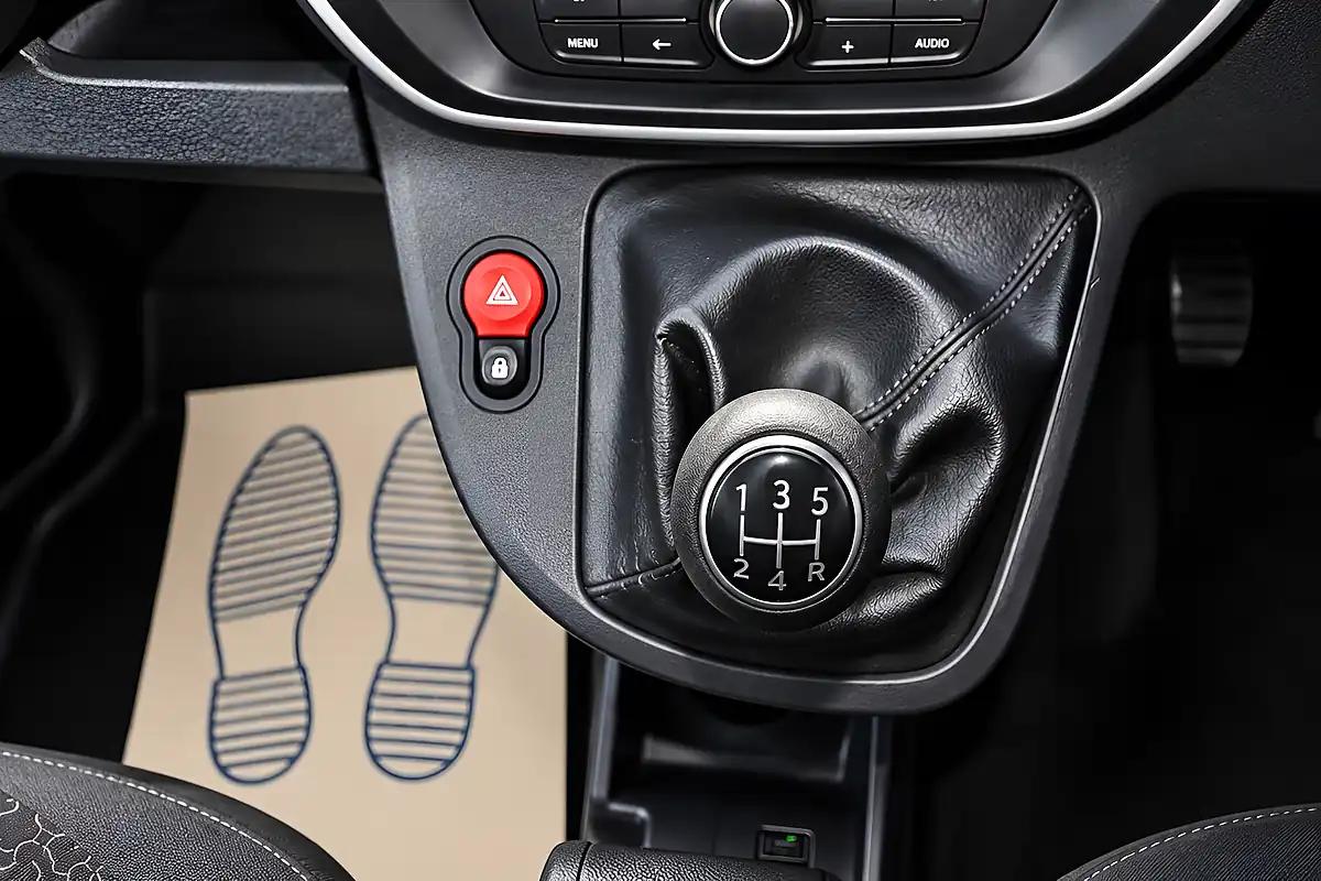 Used 2015 Renault Kangoo Mineral White - Interior and Exterior details 18