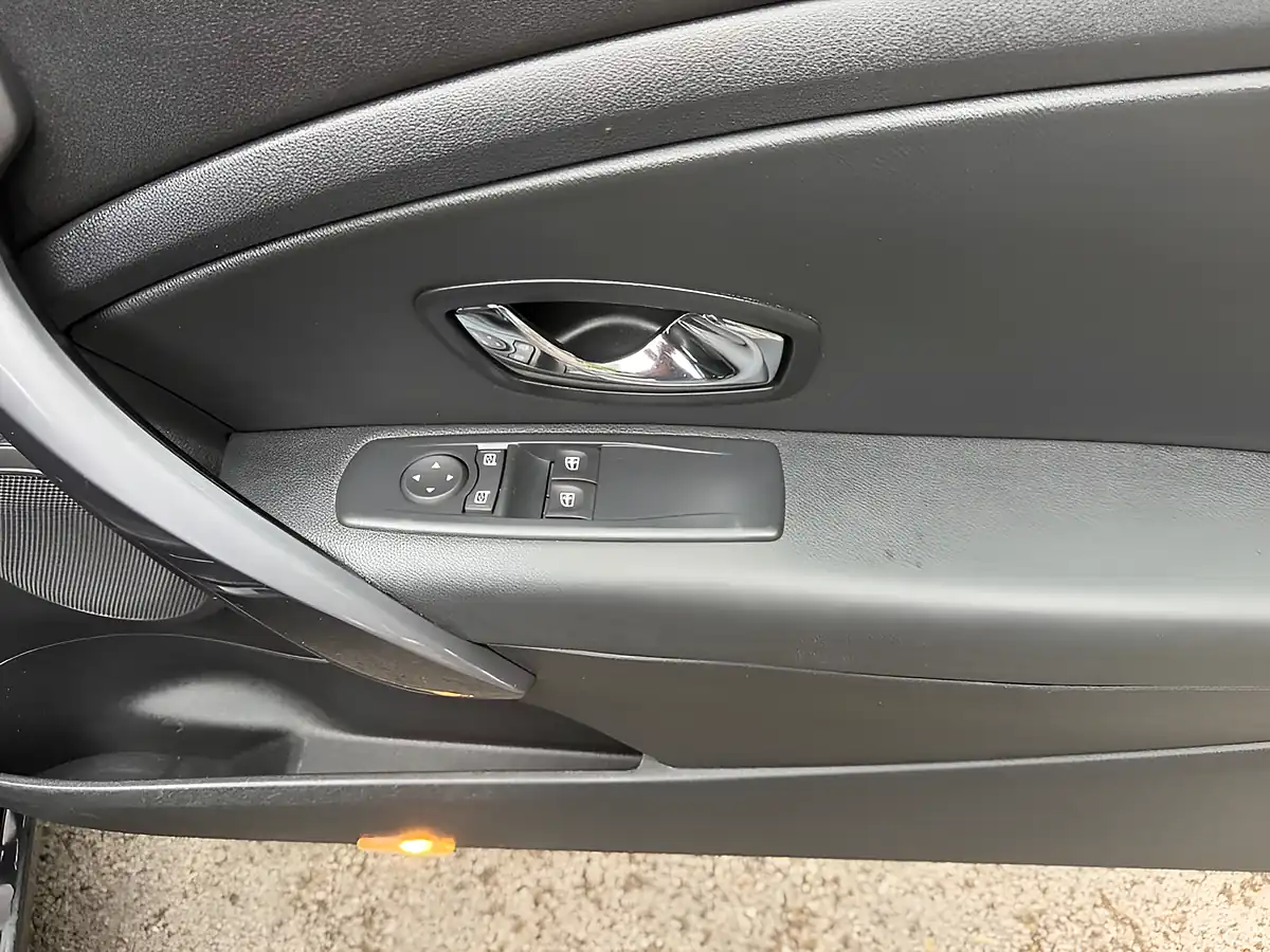 Used 2015 Renault Megane Dynamique Tomtom Black - Interior and Exterior details 18