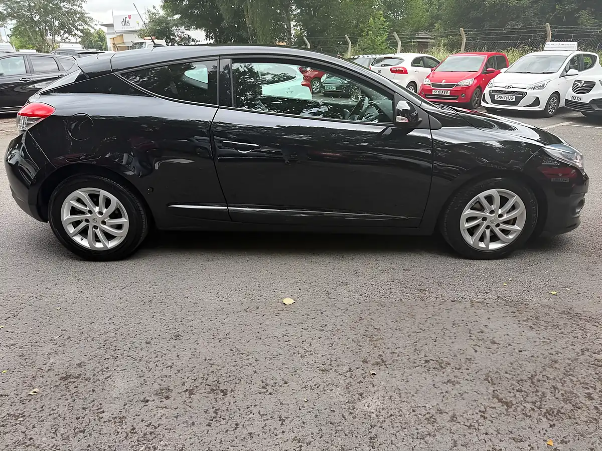 Used 2015 Renault Megane Dynamique Tomtom Black - Interior and Exterior details 7