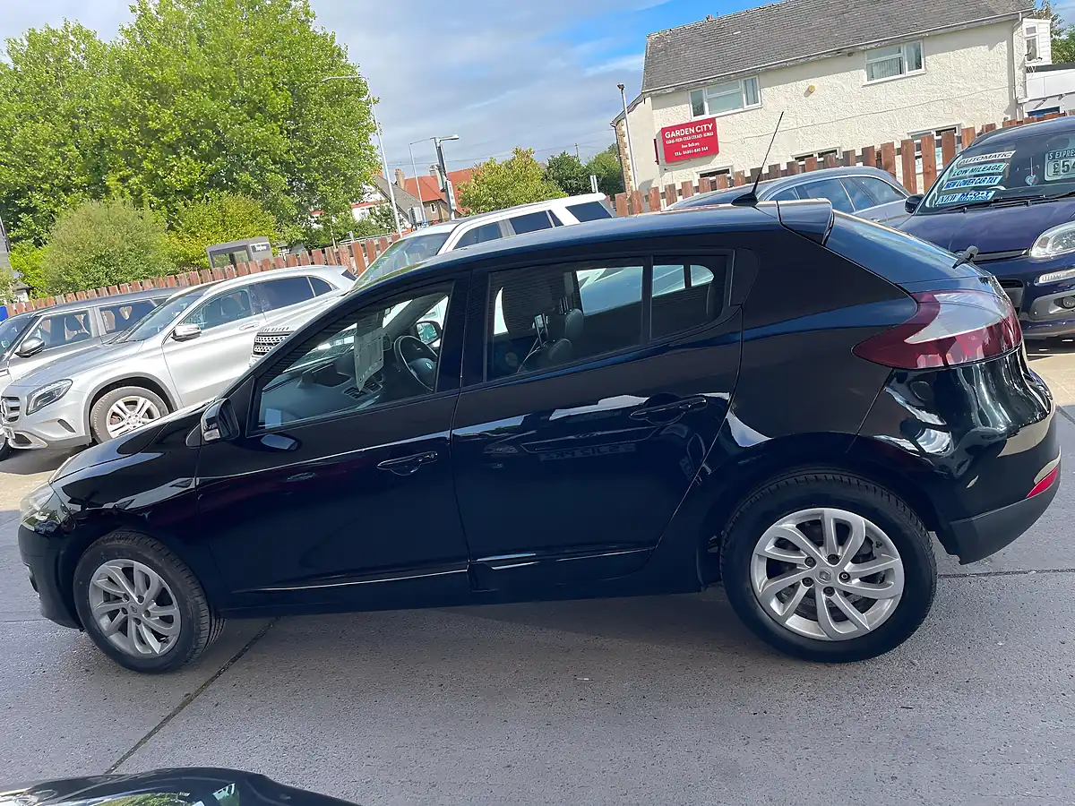 Used 2015 Renault Megane Dynamique Tomtom Black - Interior and Exterior details 6