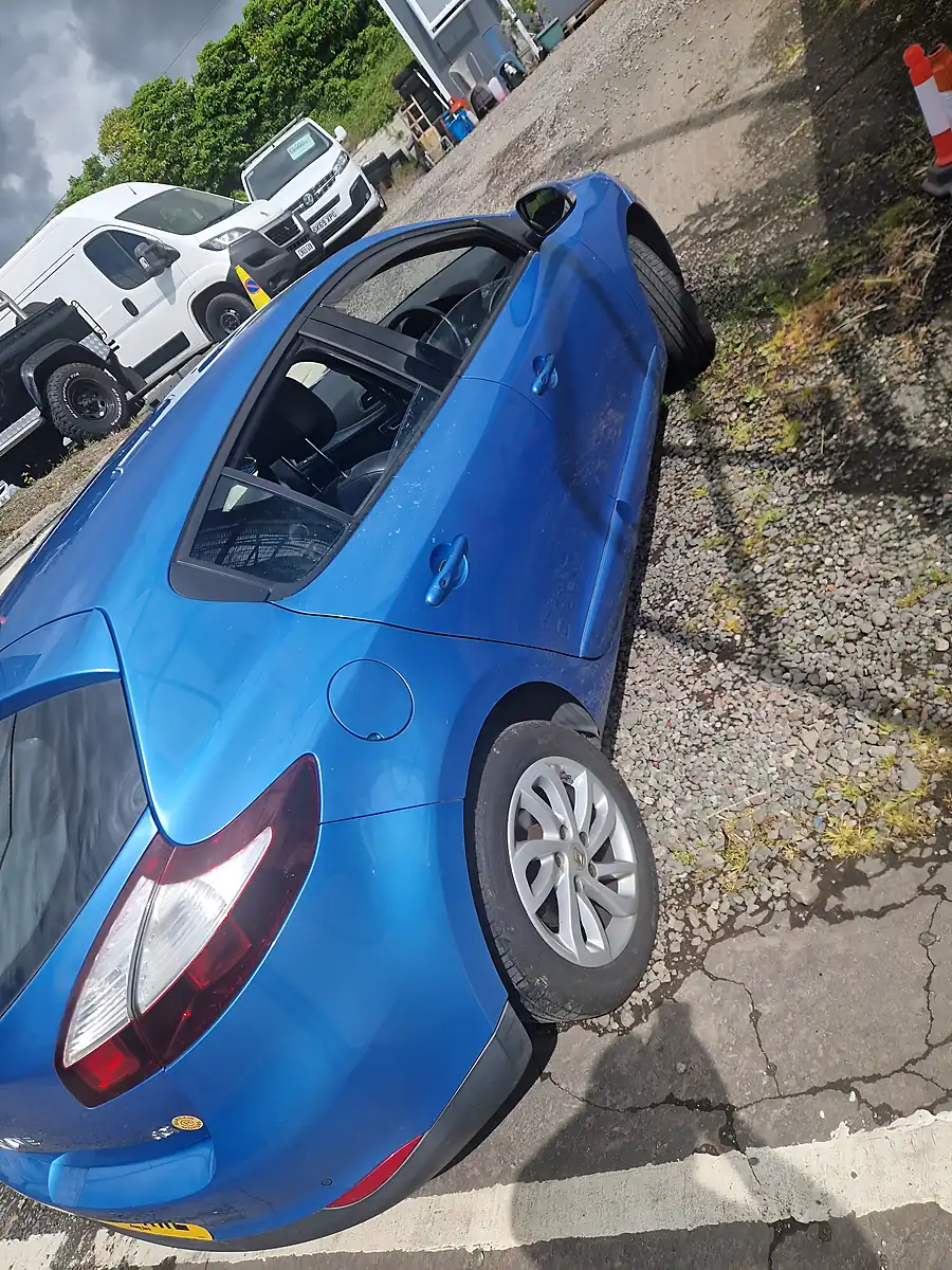Used 2015 Renault Megane Dynamique Tomtom Energy Blue - Interior and Exterior details 11