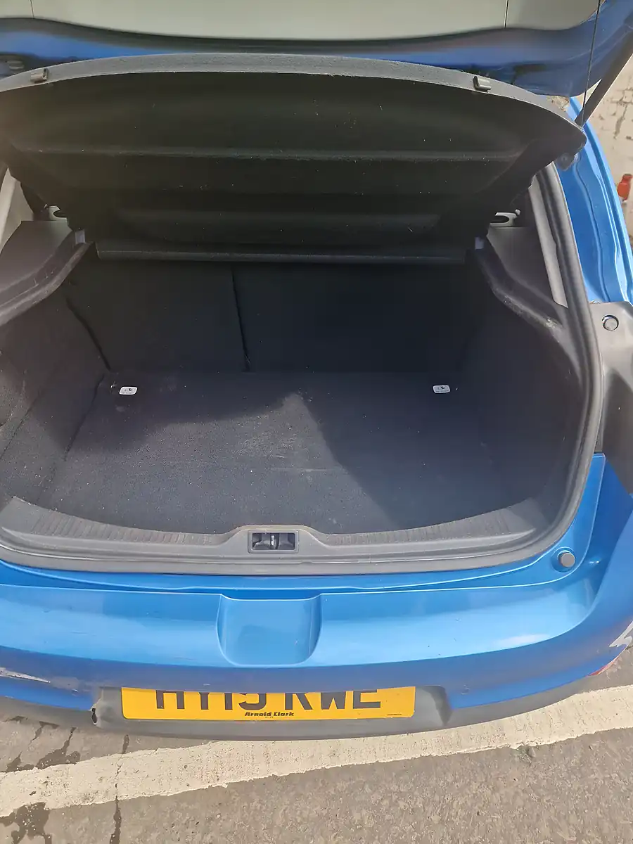 Used 2015 Renault Megane Dynamique Tomtom Energy Blue - Interior and Exterior details 12