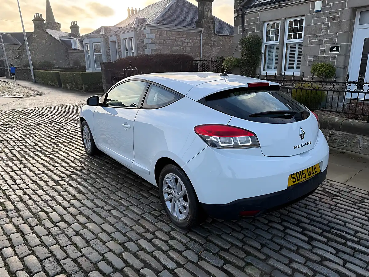 Used 2015 Renault Megane Dynamique Tomtom Glacier White - Interior and Exterior details 10