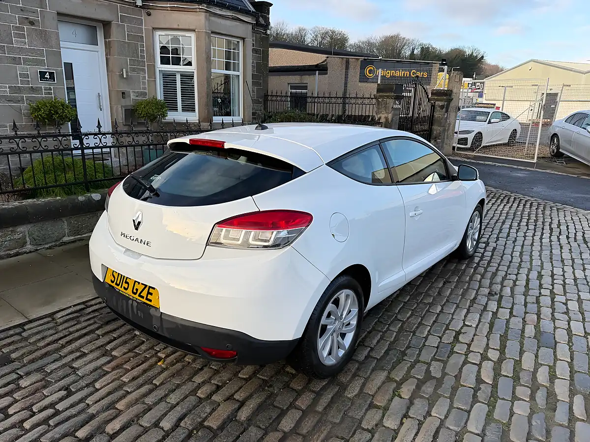 Used 2015 Renault Megane Dynamique Tomtom Glacier White - Interior and Exterior details 12