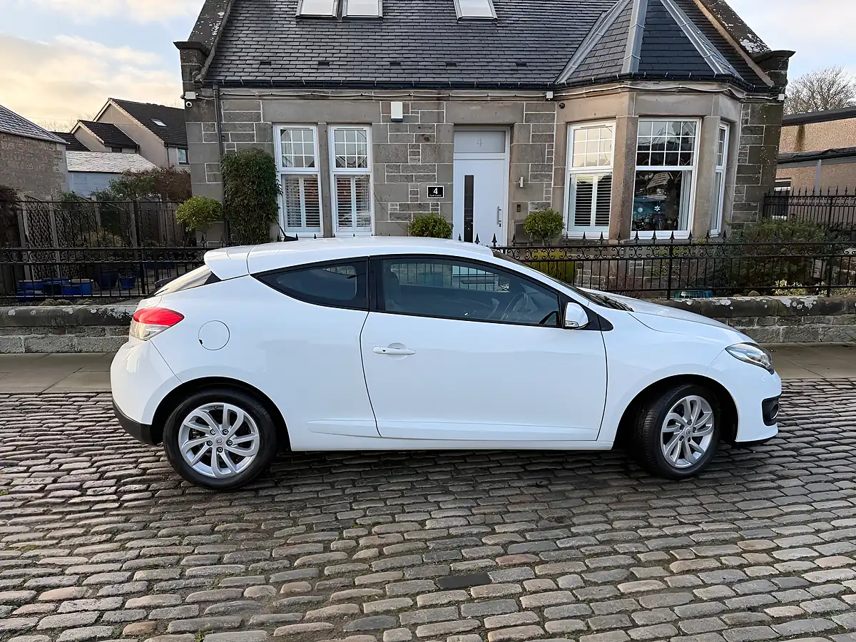 Used 2015 Renault Megane Dynamique Tomtom Glacier White - Interior and Exterior details 2