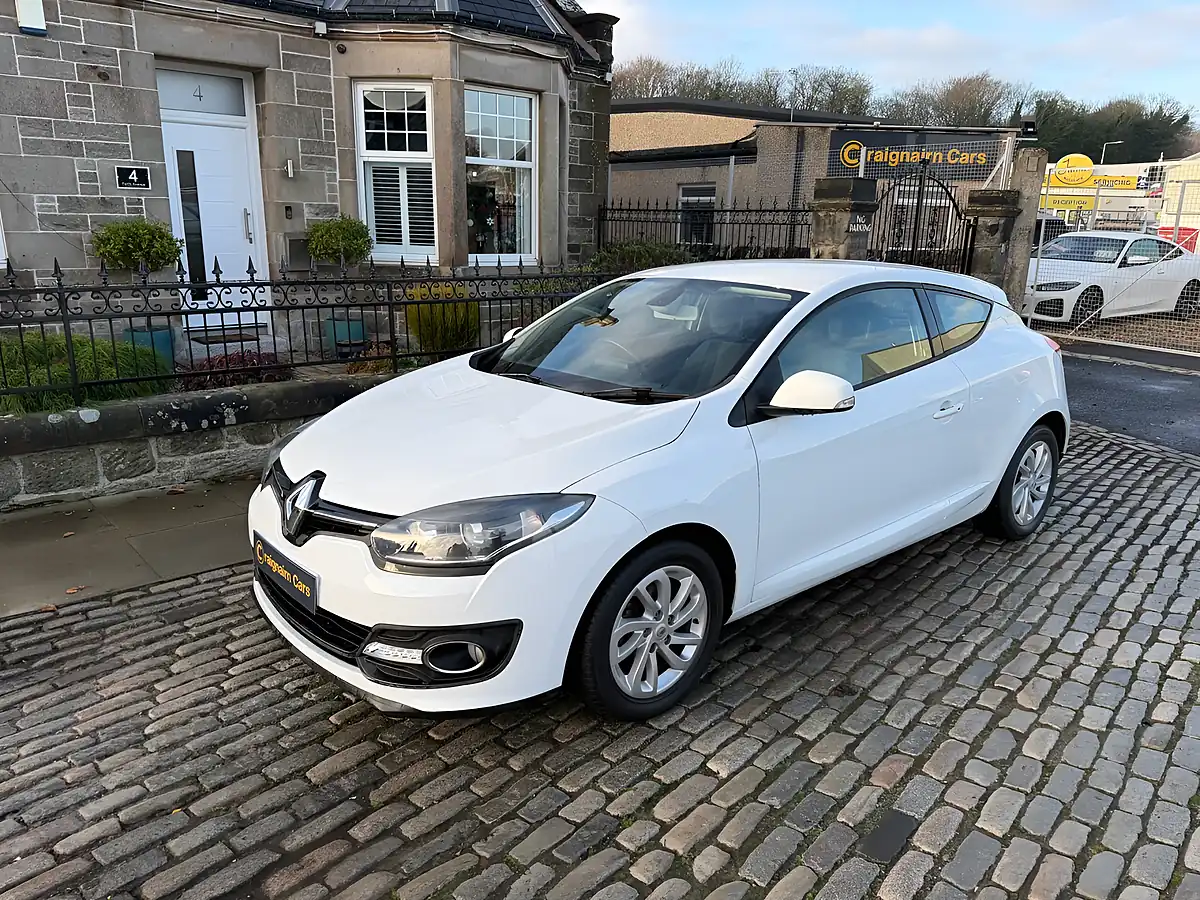Used 2015 Renault Megane Dynamique Tomtom Glacier White - Interior and Exterior details 3