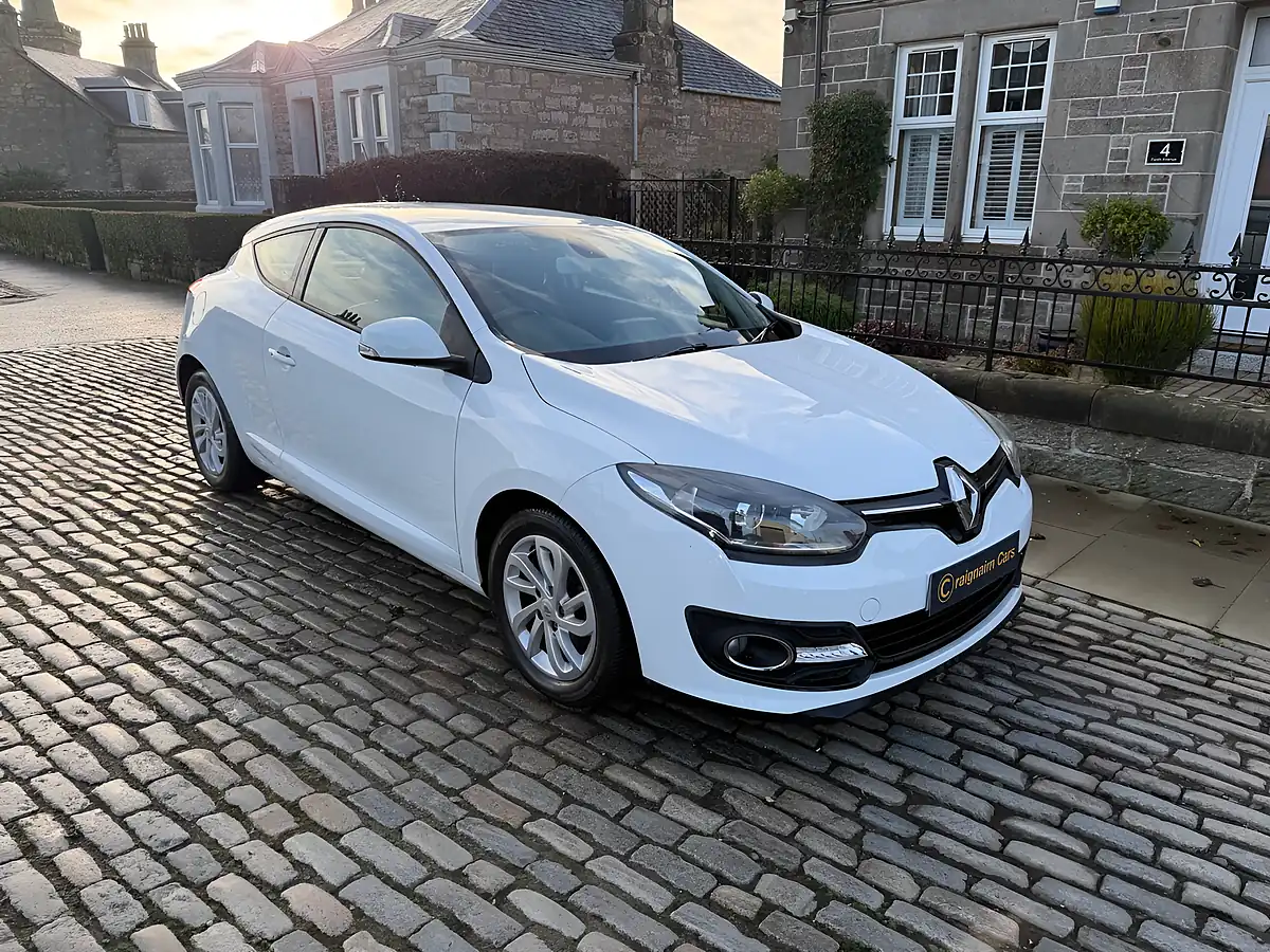 Used 2015 Renault Megane Dynamique Tomtom Glacier White - Interior and Exterior details 5