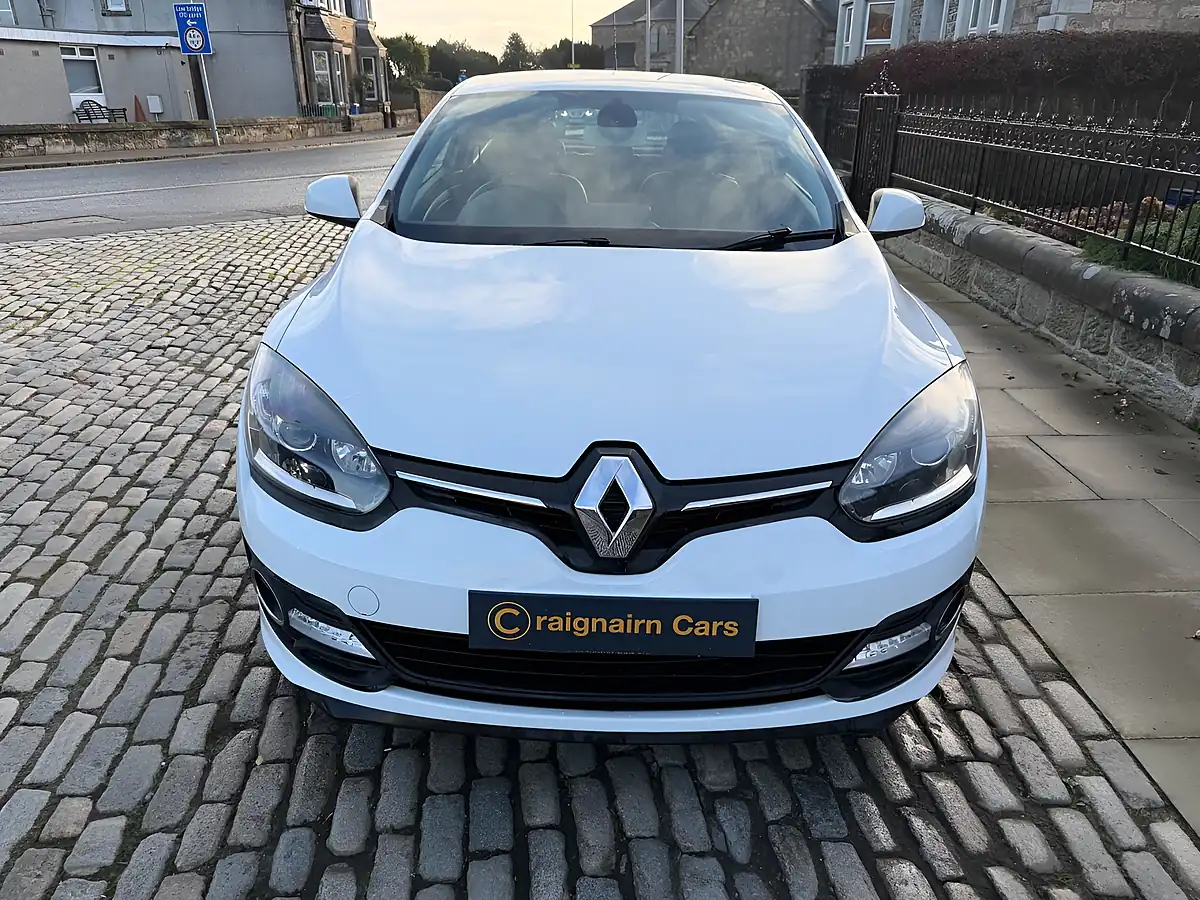 Used 2015 Renault Megane Dynamique Tomtom Glacier White - Interior and Exterior details 6