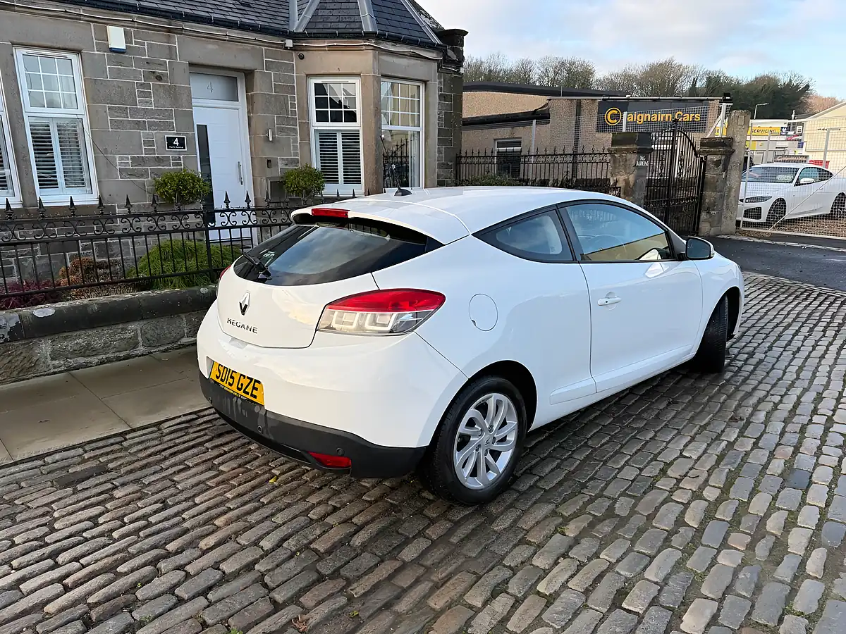 Used 2015 Renault Megane Dynamique Tomtom Glacier White - Interior and Exterior details 7