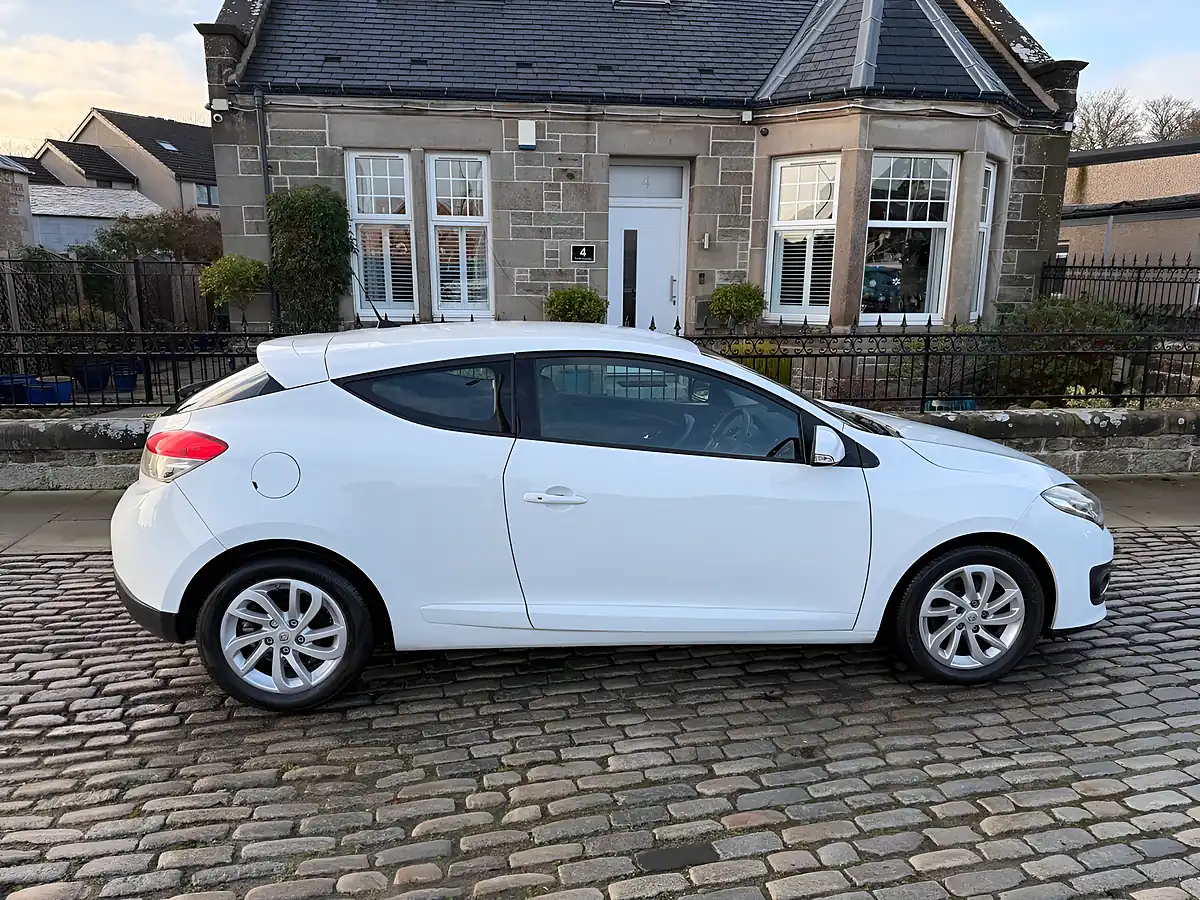 Used 2015 Renault Megane Dynamique Tomtom Glacier White - Interior and Exterior details 8