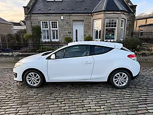 Used 2015 Renault Megane Dynamique Tomtom Glacier White - Interior and Exterior details 9