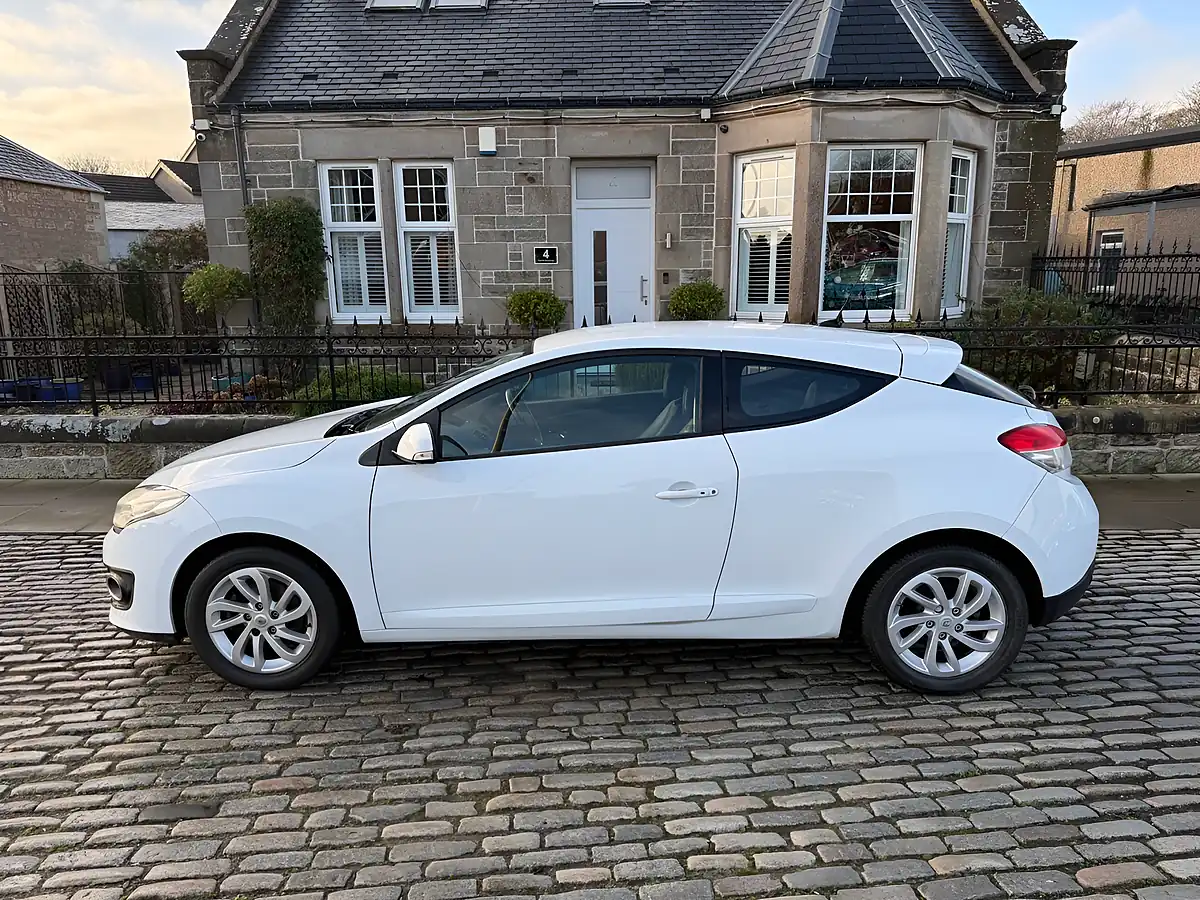 Used 2015 Renault Megane Dynamique Tomtom Glacier White - Interior and Exterior details 9