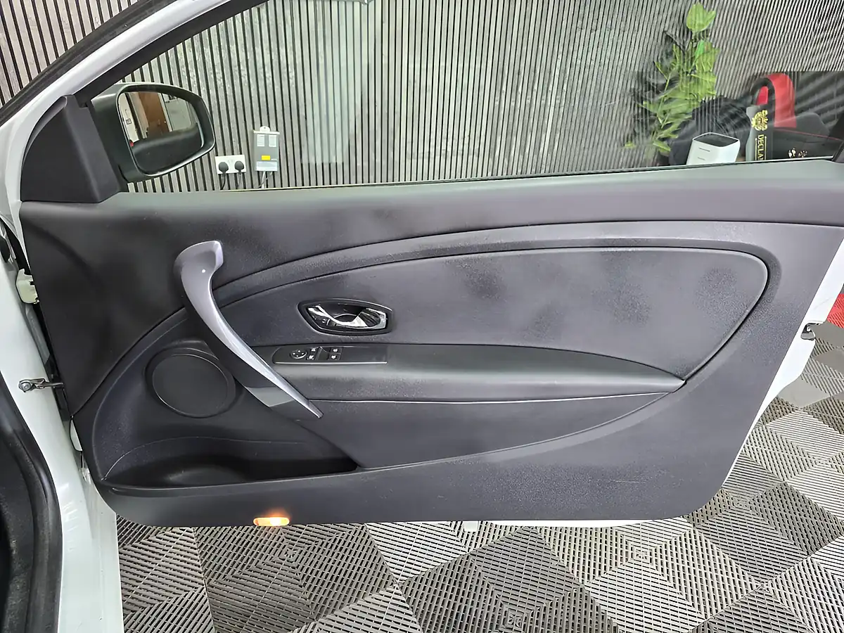 Used 2015 Renault Megane Energy Dynamique Tomtom White - Interior and Exterior details 18