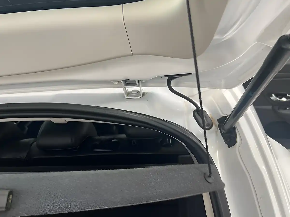 Used 2015 Renault Megane Energy Dynamique Tomtom White - Interior and Exterior details 11