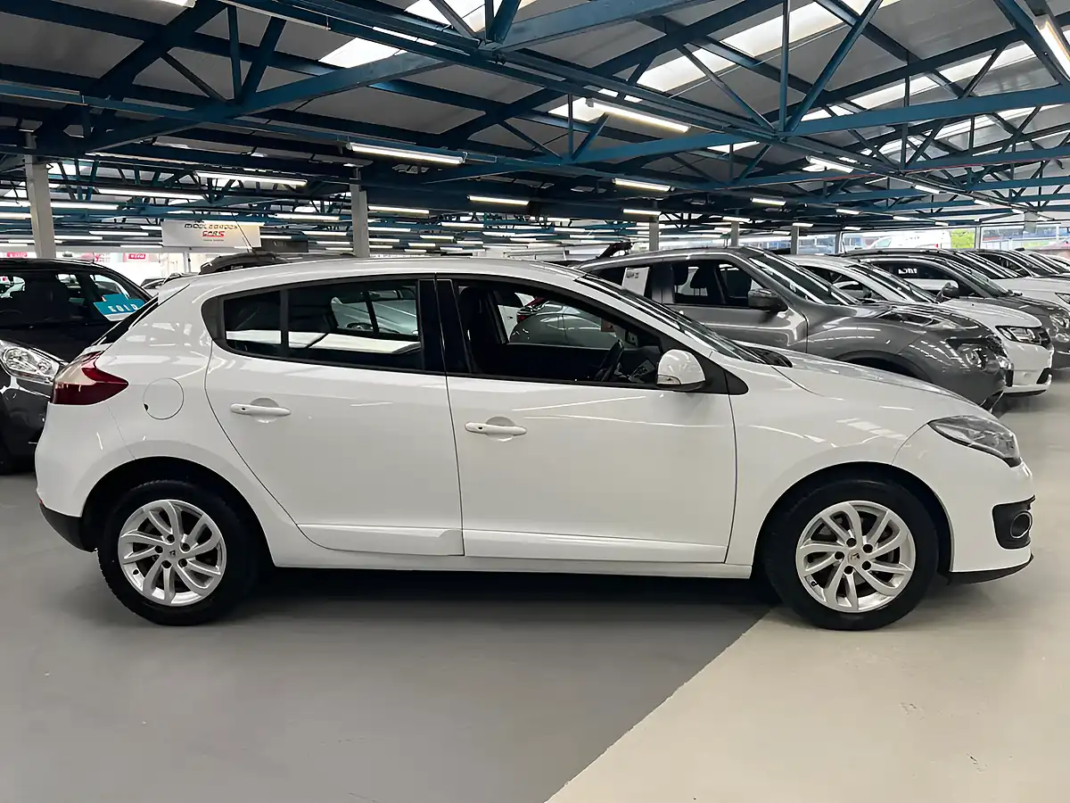 Used 2015 Renault Megane Energy Dynamique Tomtom White - Interior and Exterior details 7
