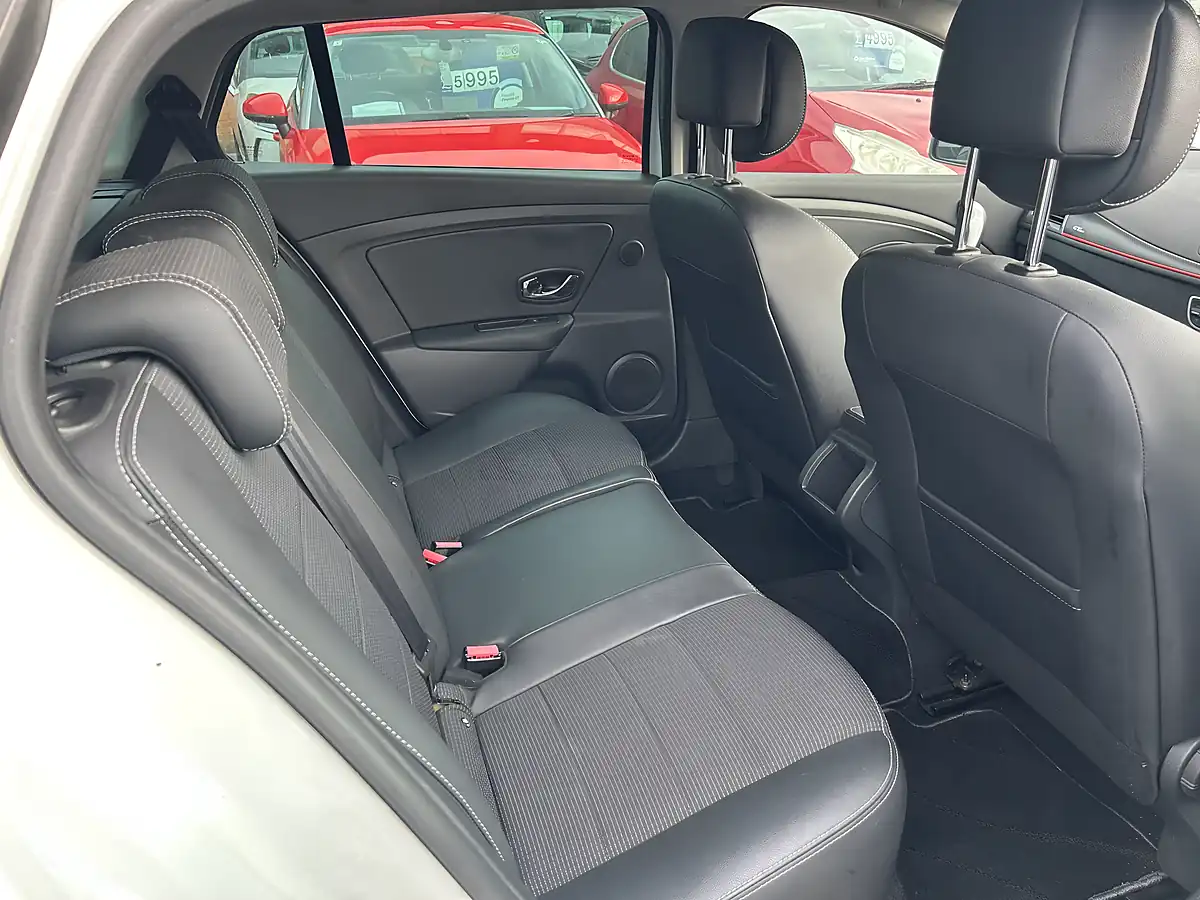 Used 2015 Renault Megane GT Line White - Interior and Exterior details 11