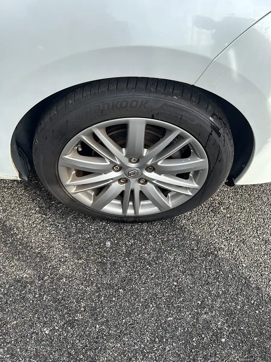 Used 2015 Renault Megane GT Line White - Interior and Exterior details 18