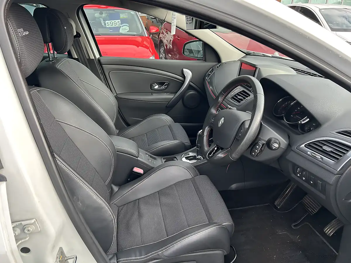 Used 2015 Renault Megane GT Line White - Interior and Exterior details 7