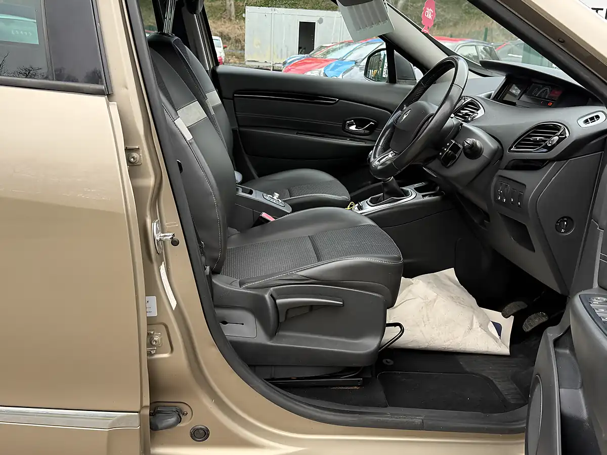 Used 2015 Renault Scenic Dynamique Nav Beige - Interior and Exterior details 16