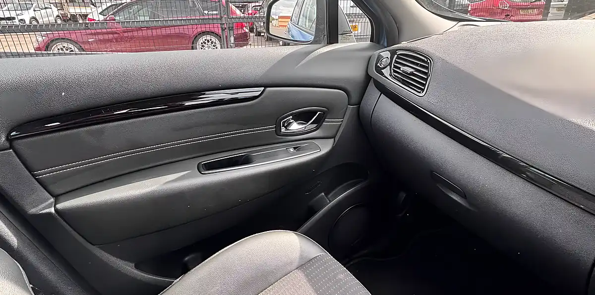 Used 2015 Renault Scenic Dynamique Nav Blue - Interior and Exterior details 11