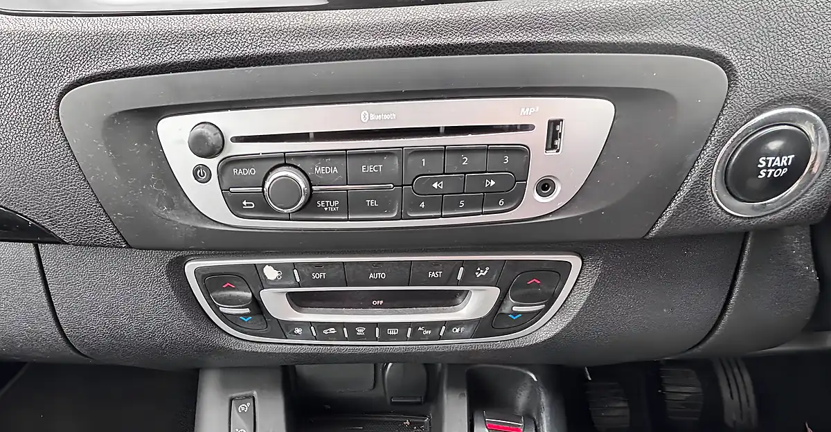 Used 2015 Renault Scenic Dynamique Nav Blue - Interior and Exterior details 8