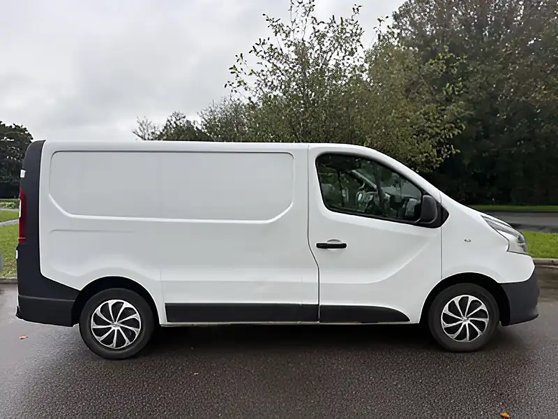 Used 2015 Renault Trafic 27 Business Swb Standard Roof Euro 5 White - Interior and Exterior details 2