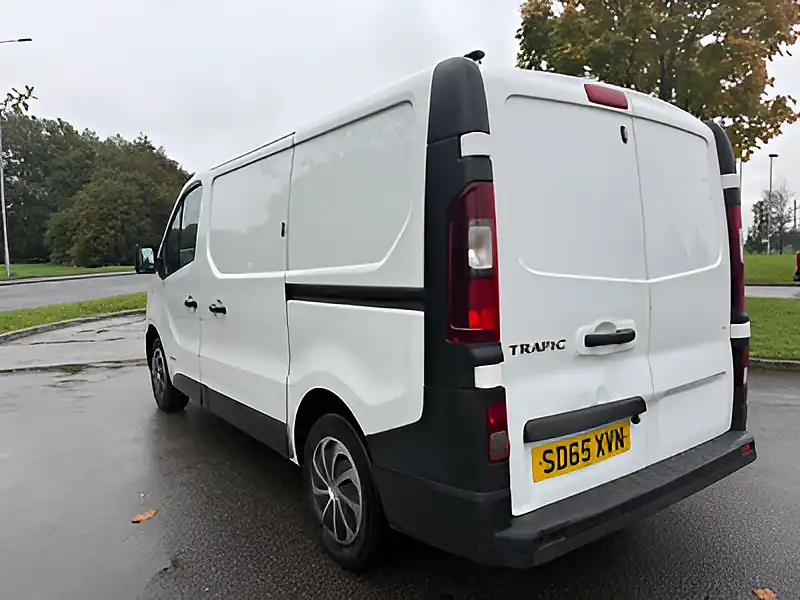 Used 2015 Renault Trafic 27 Business Swb Standard Roof Euro 5 White - Interior and Exterior details 5