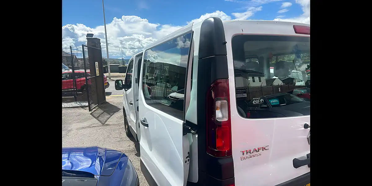 Used 2015 Renault Trafic 9 SEAT Minibus White - Interior and Exterior details 12